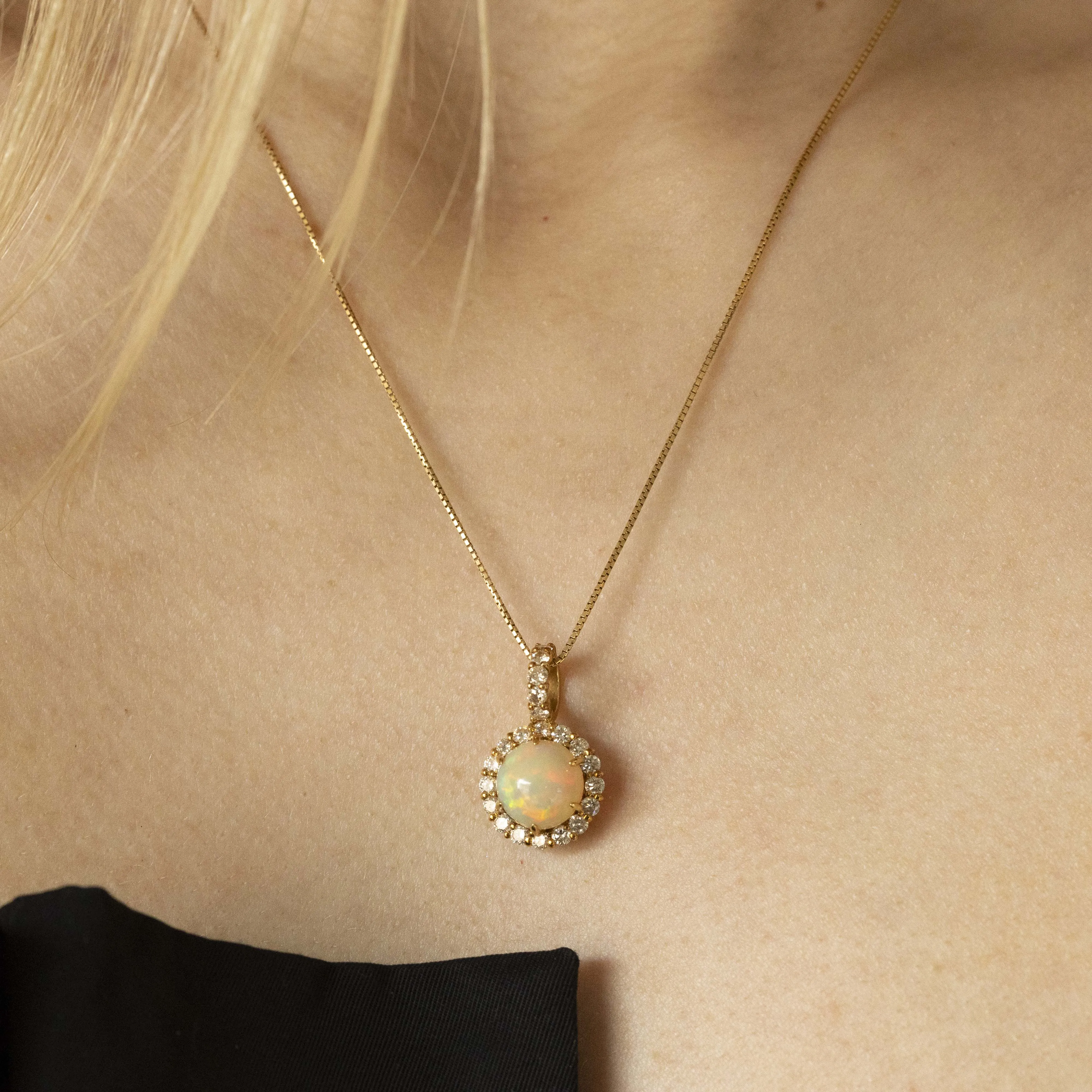 18K Yellow Gold 2.05 Carat Cabochon Opal Diamond Halo Pendant Necklace
