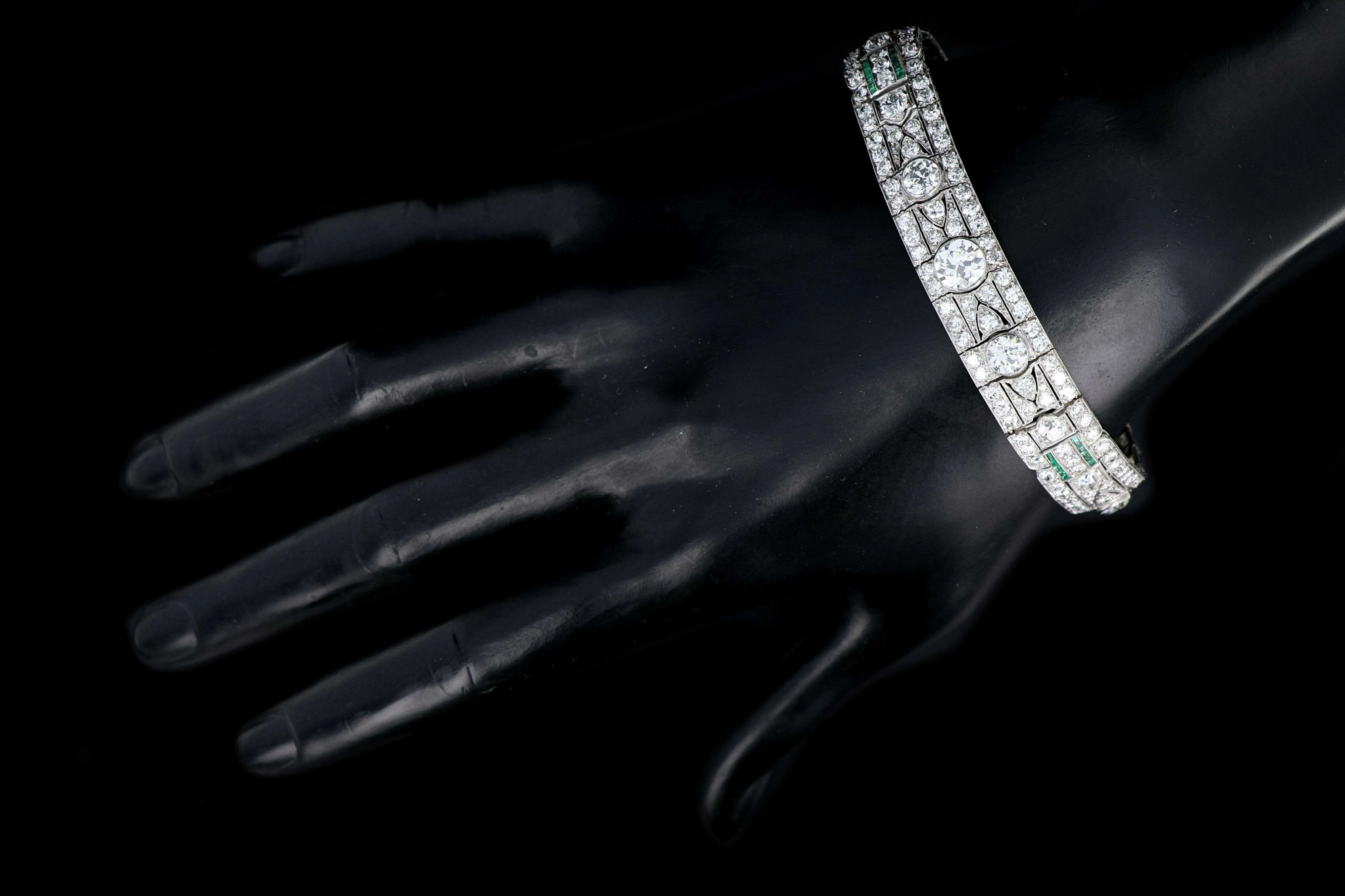 Art Deco Platinum 20 Carat Old European Cut Diamonds Natural Emeralds Bracelet