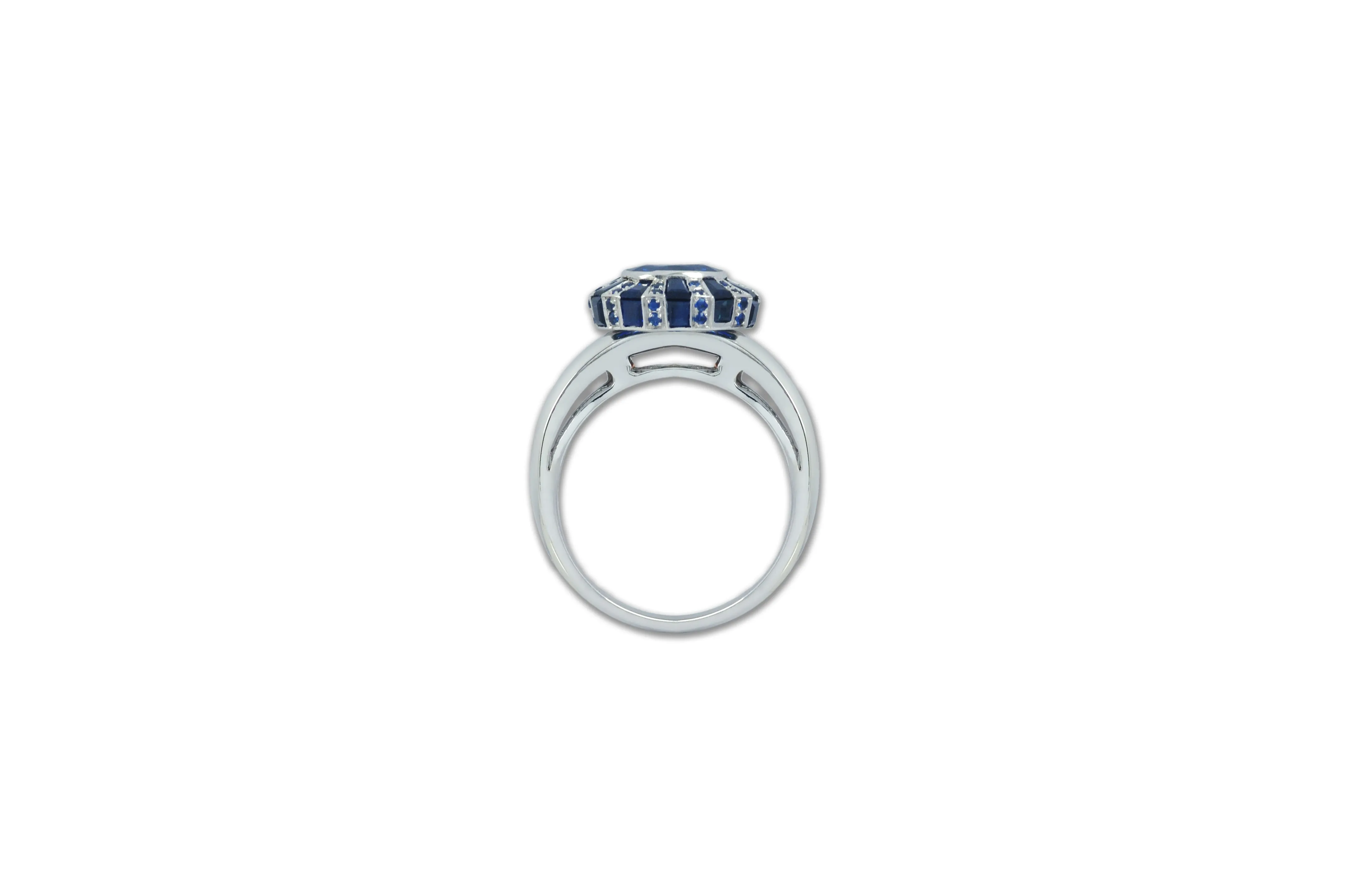 Classic 75 Twist Oval Blue Sapphire Ring set in White Gold