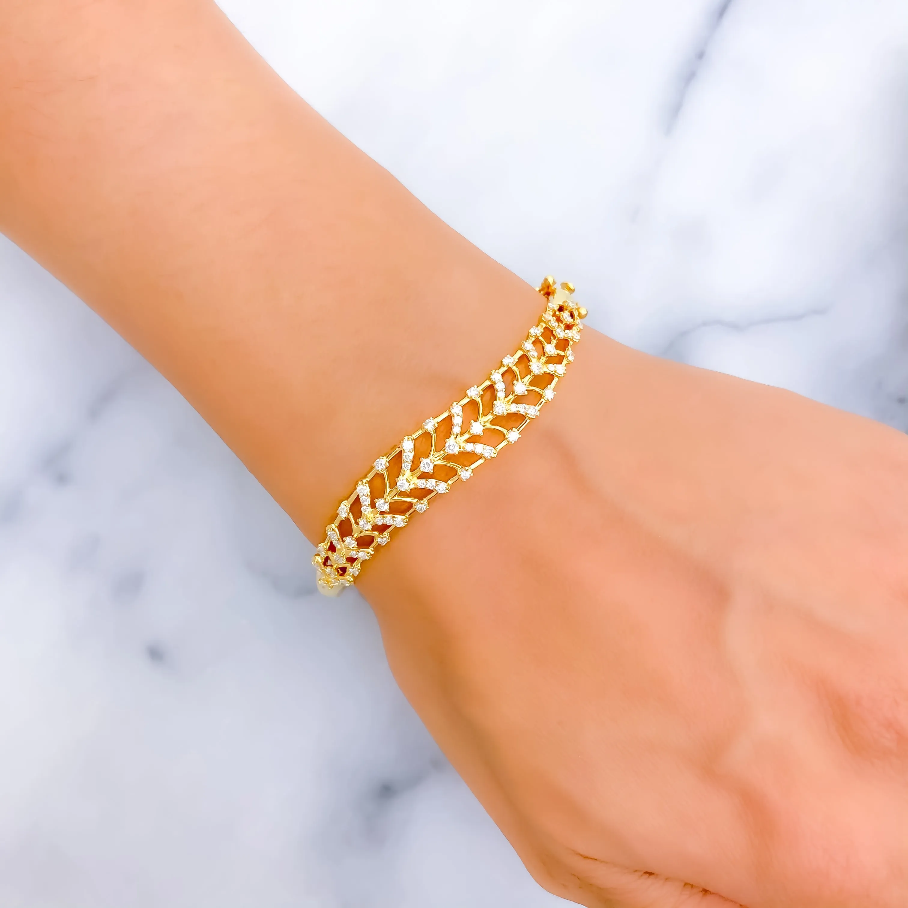 Luxurious Alluring Leaf Diamond   18k Gold Bangle Bracelet