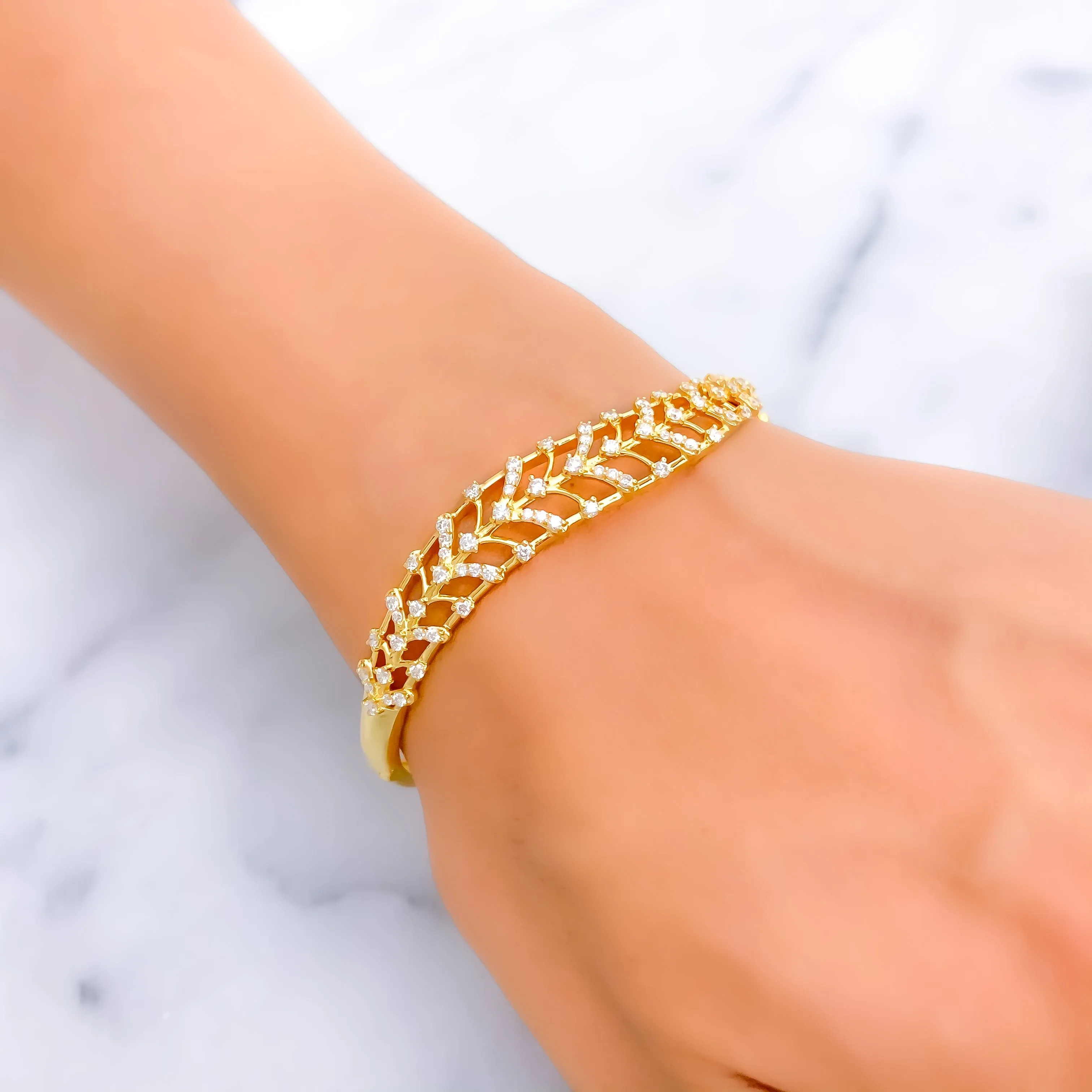 Luxurious Alluring Leaf Diamond   18k Gold Bangle Bracelet