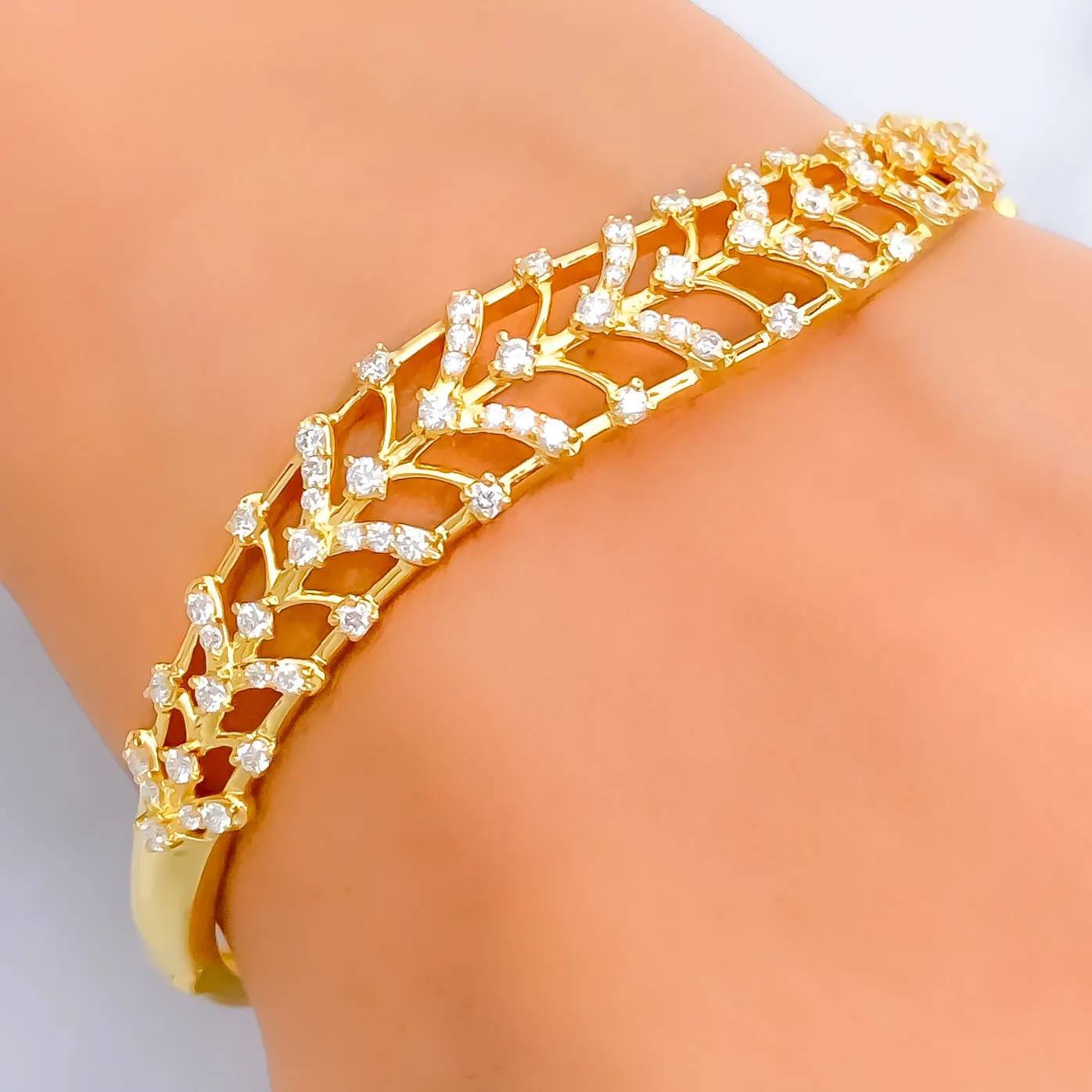 Luxurious Alluring Leaf Diamond   18k Gold Bangle Bracelet