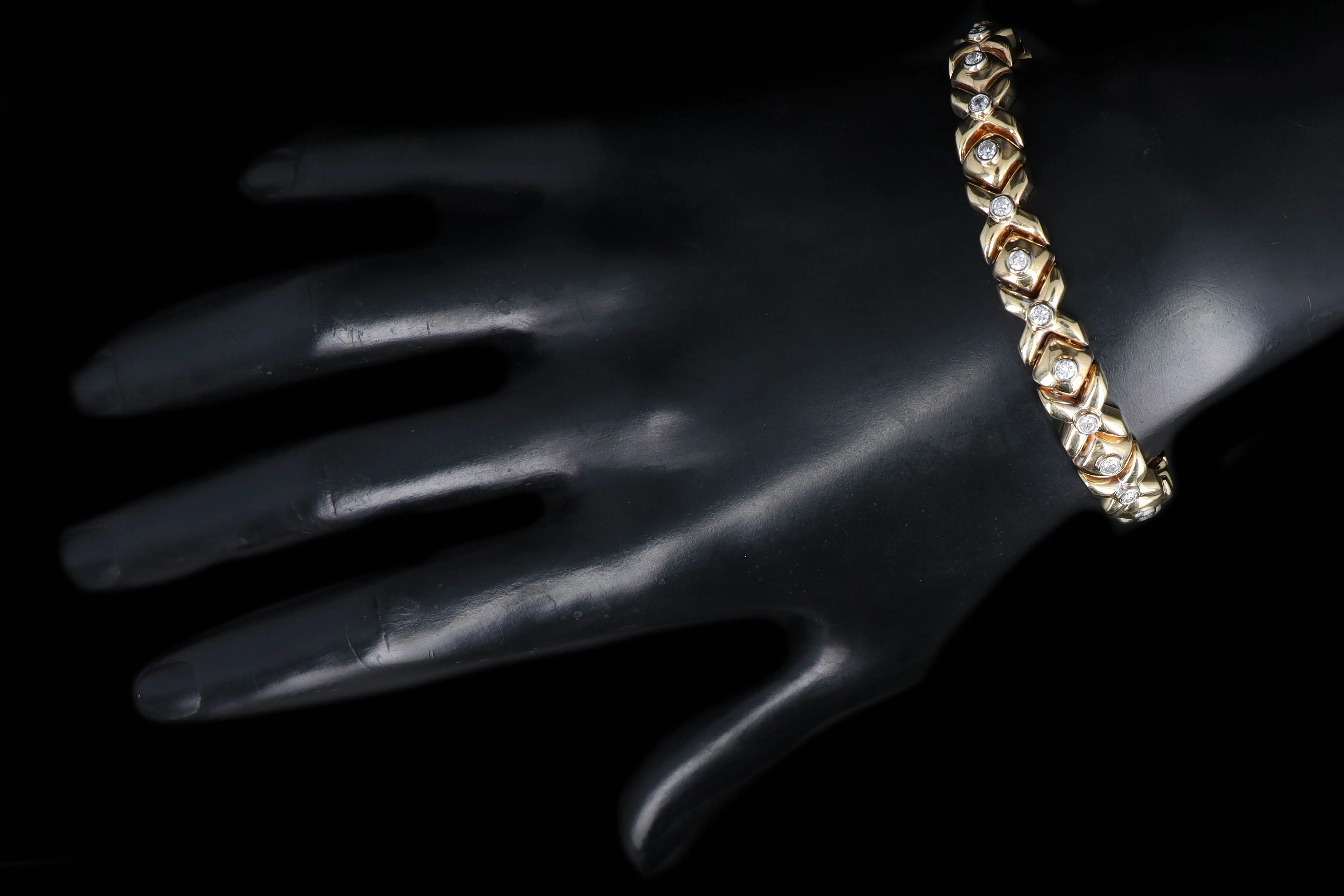 Modern 14K Yellow Gold 1.25 Carat Round Brilliant Diamond Bracelet
