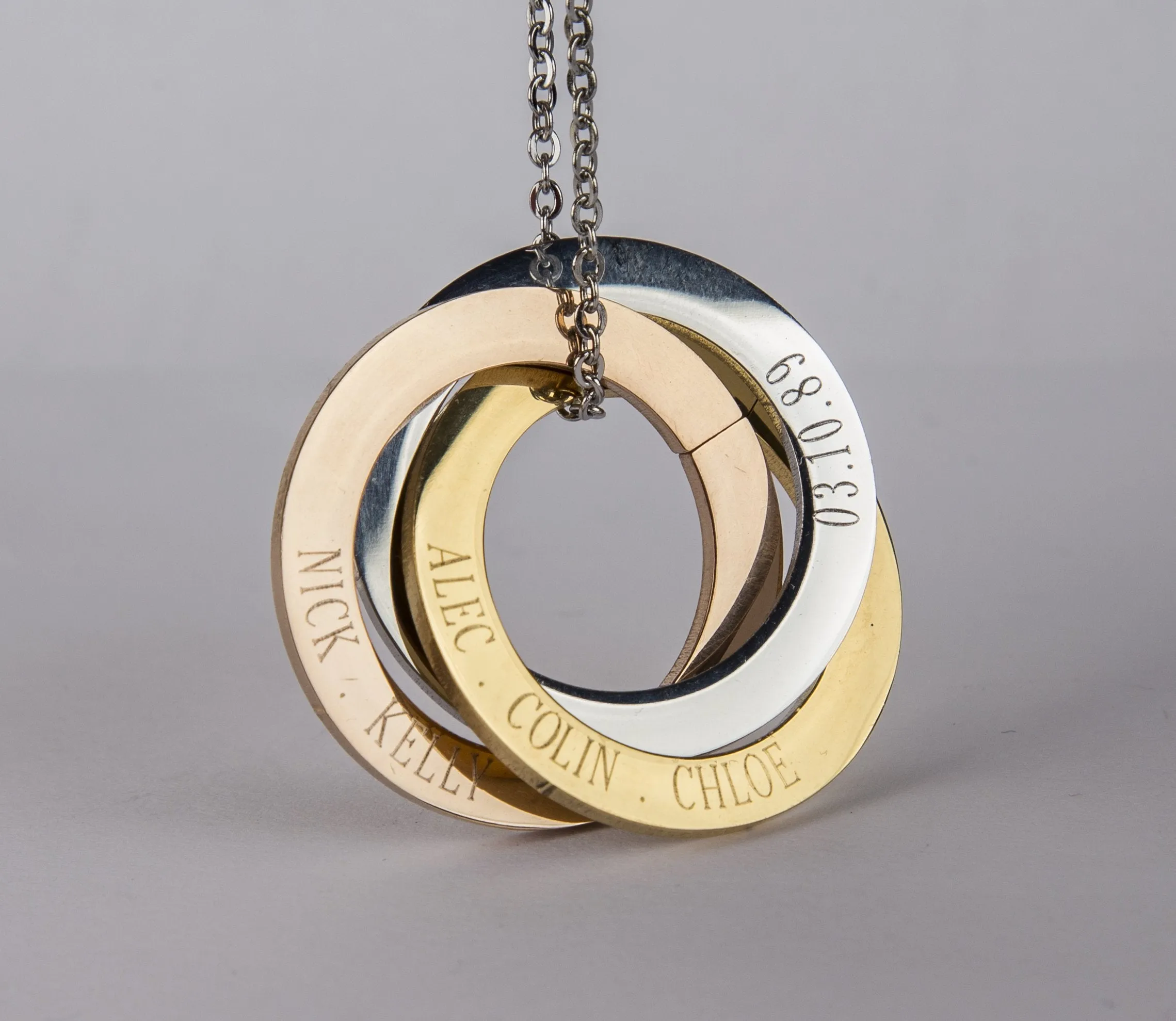 Personalized Interlocked Russian Rings Necklace - Engraved Pendant for Family Names