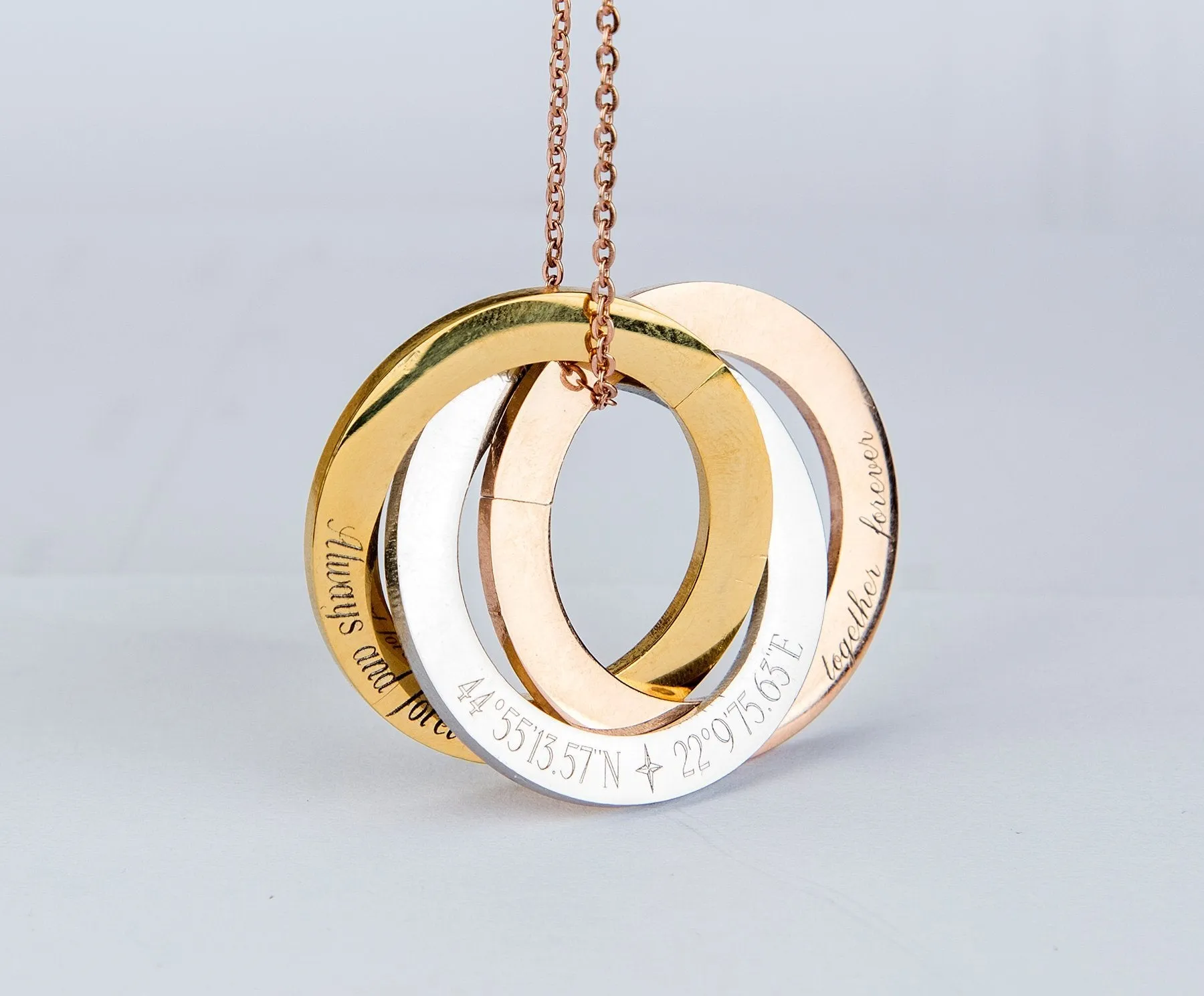 Personalized Interlocked Russian Rings Necklace - Engraved Pendant for Family Names