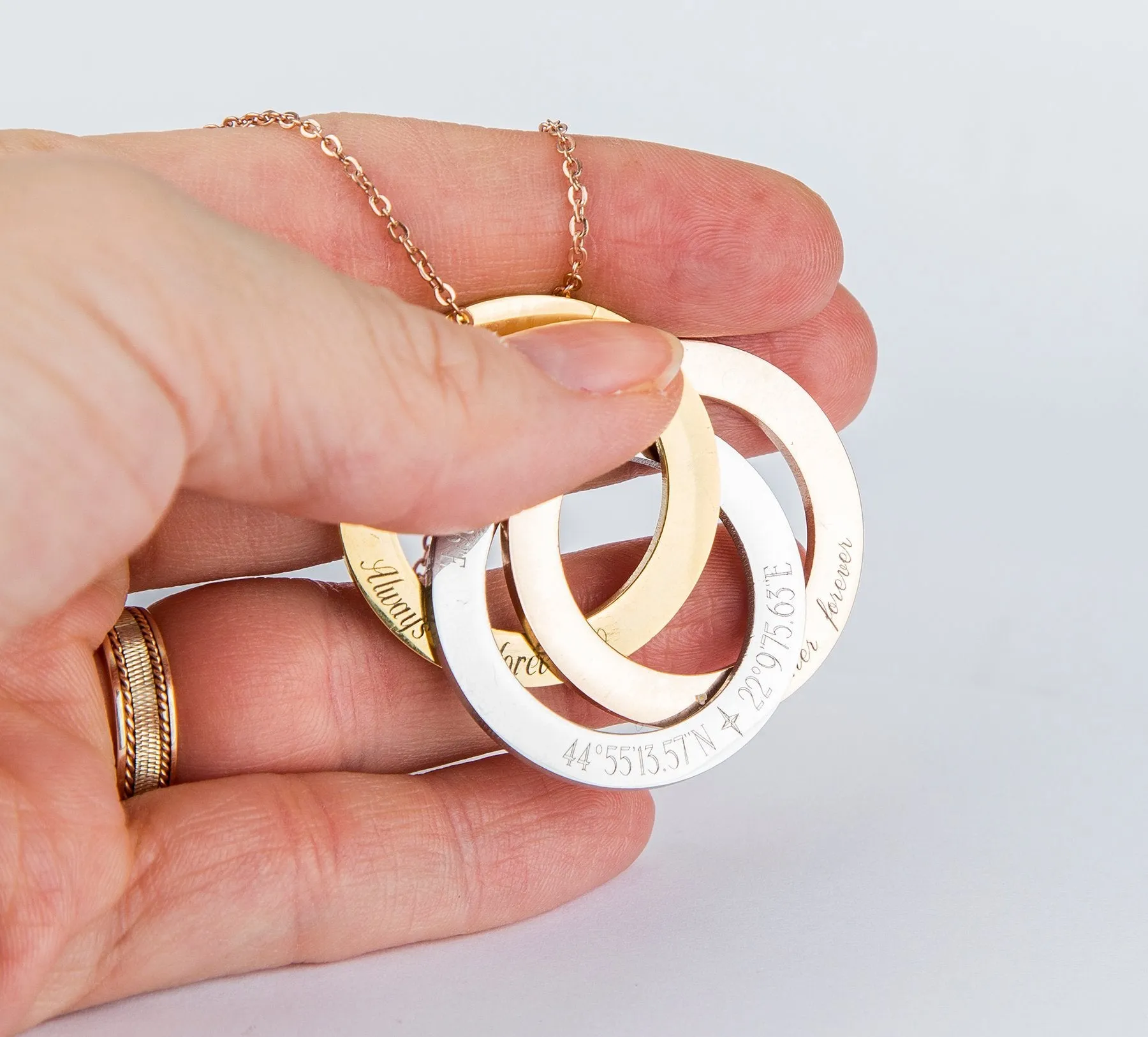Personalized Interlocked Russian Rings Necklace - Engraved Pendant for Family Names