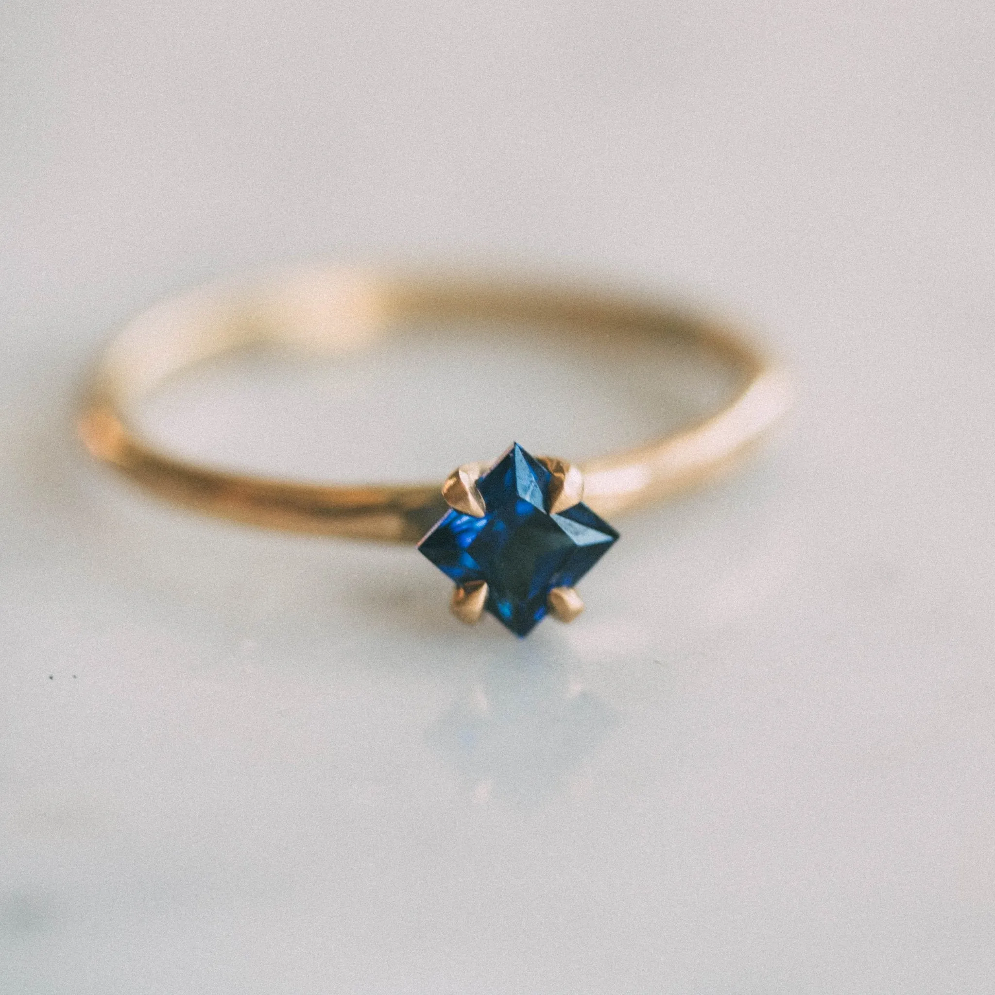 PRINCESS SAPPHIRE  ENGAGEMENT RING, STELLO SETTING, 18K GOLD