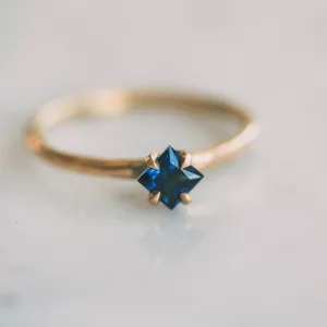 PRINCESS SAPPHIRE  ENGAGEMENT RING, STELLO SETTING, 18K GOLD