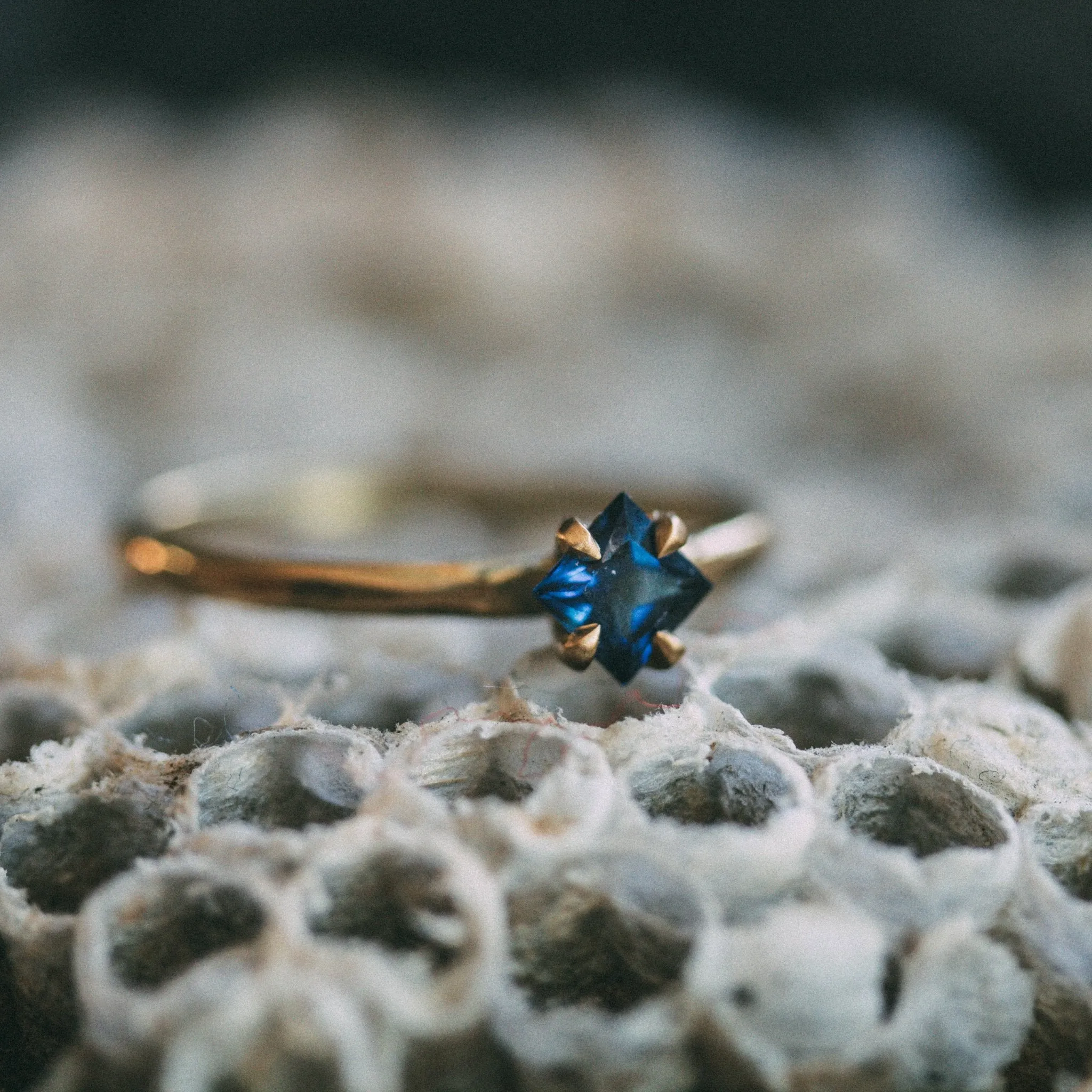 PRINCESS SAPPHIRE  ENGAGEMENT RING, STELLO SETTING, 18K GOLD
