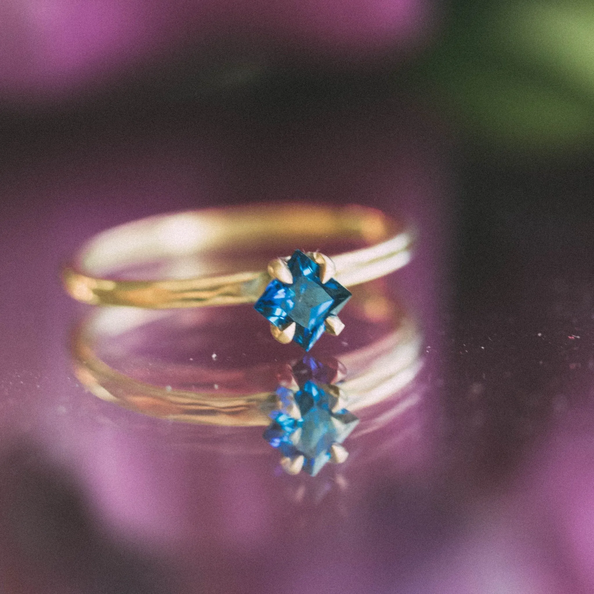 PRINCESS SAPPHIRE  ENGAGEMENT RING, STELLO SETTING, 18K GOLD