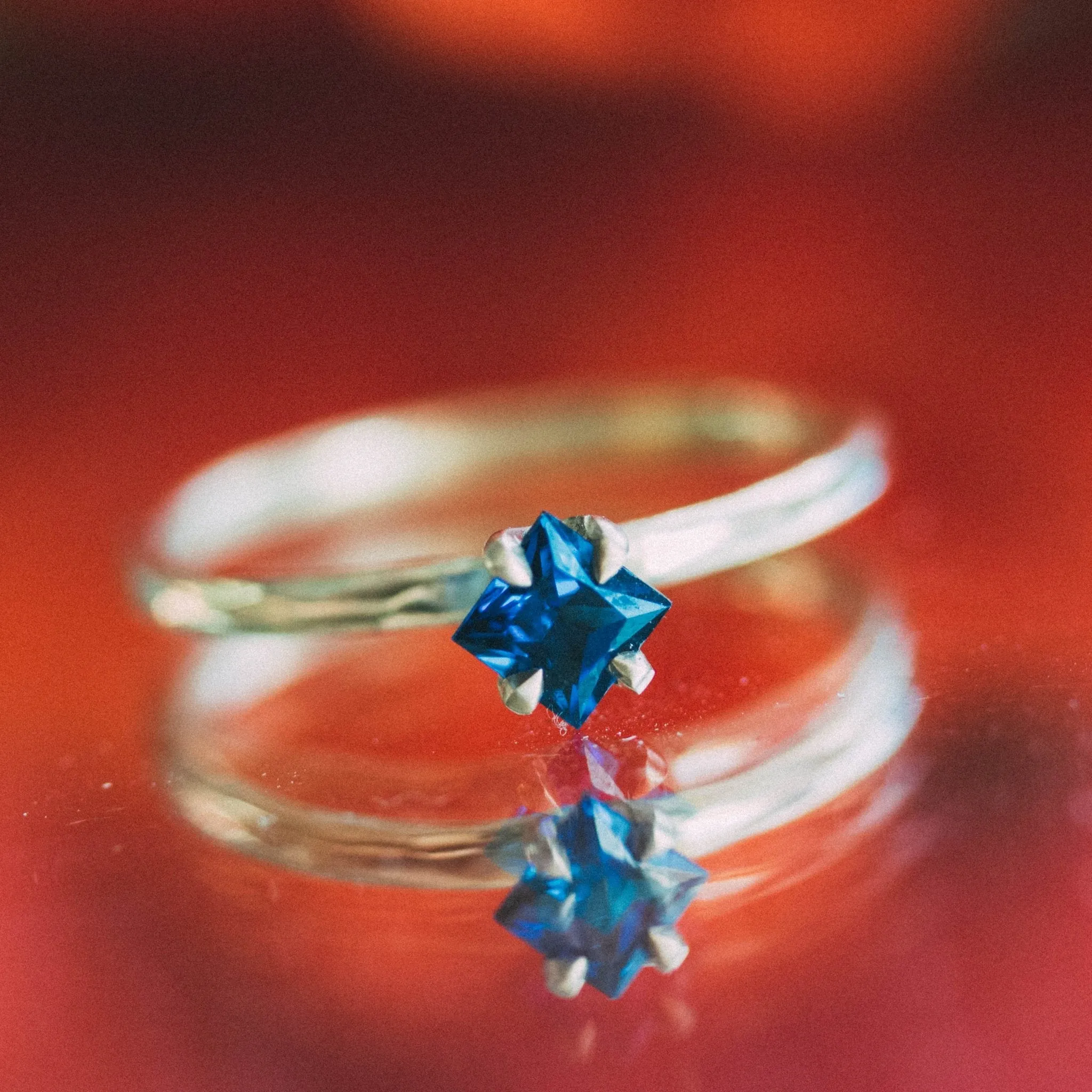 PRINCESS SAPPHIRE  ENGAGEMENT RING, STELLO SETTING, 18K GOLD
