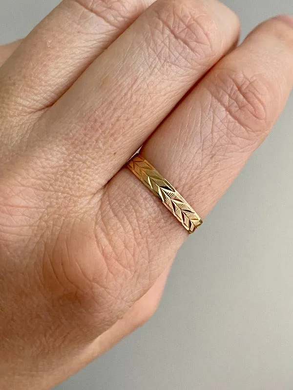 Scandinavian vintage 18k gold ring with botanical patterning- size 9.5