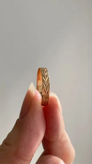 Scandinavian vintage 18k gold ring with botanical patterning- size 9.5