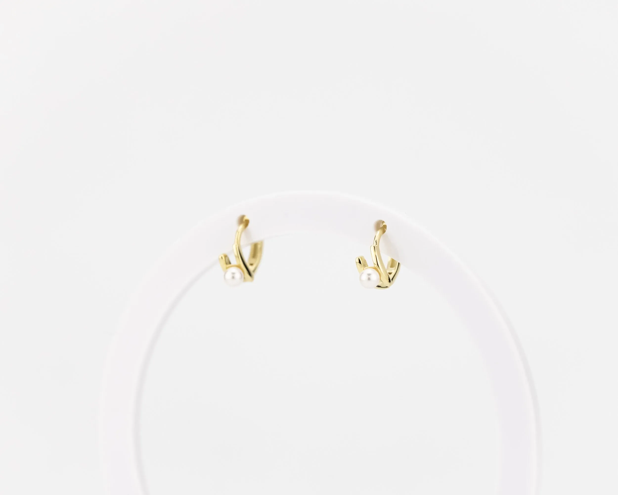 Tiny huggie pearl hoop, crossover effect, mini huggie earrings, dainty pearl, mini hoops, wedding bridal pearl, bridal gift, 925 silver