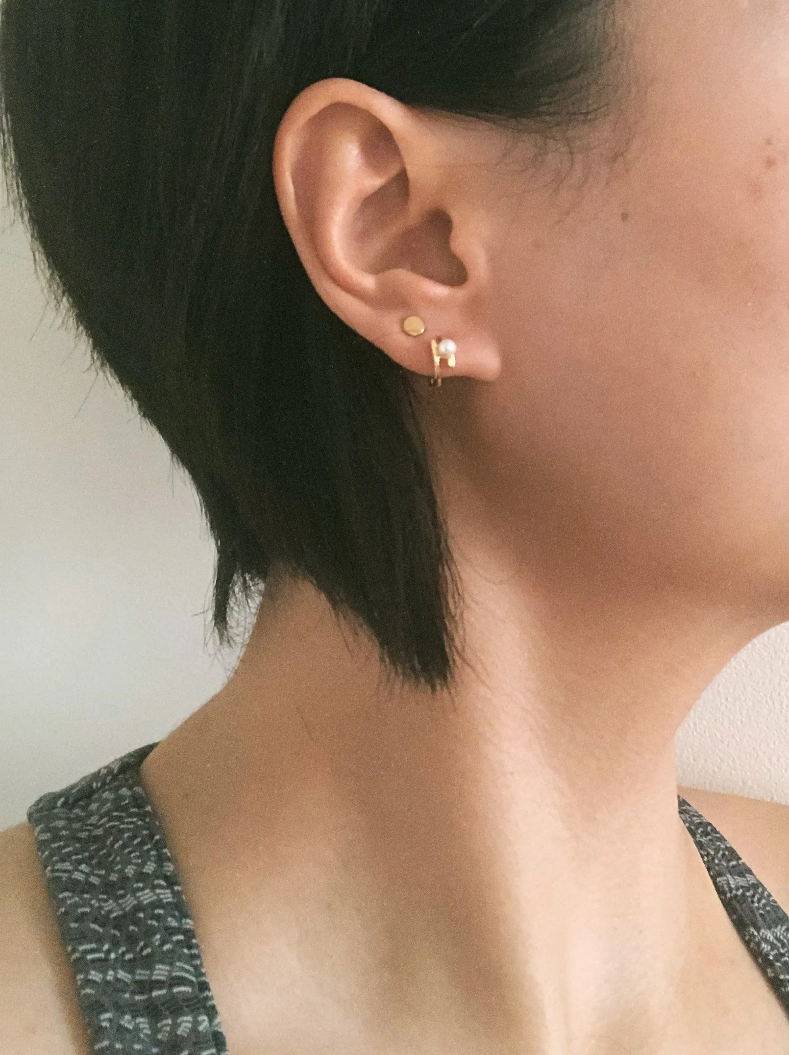 Tiny huggie pearl hoop, crossover effect, mini huggie earrings, dainty pearl, mini hoops, wedding bridal pearl, bridal gift, 925 silver
