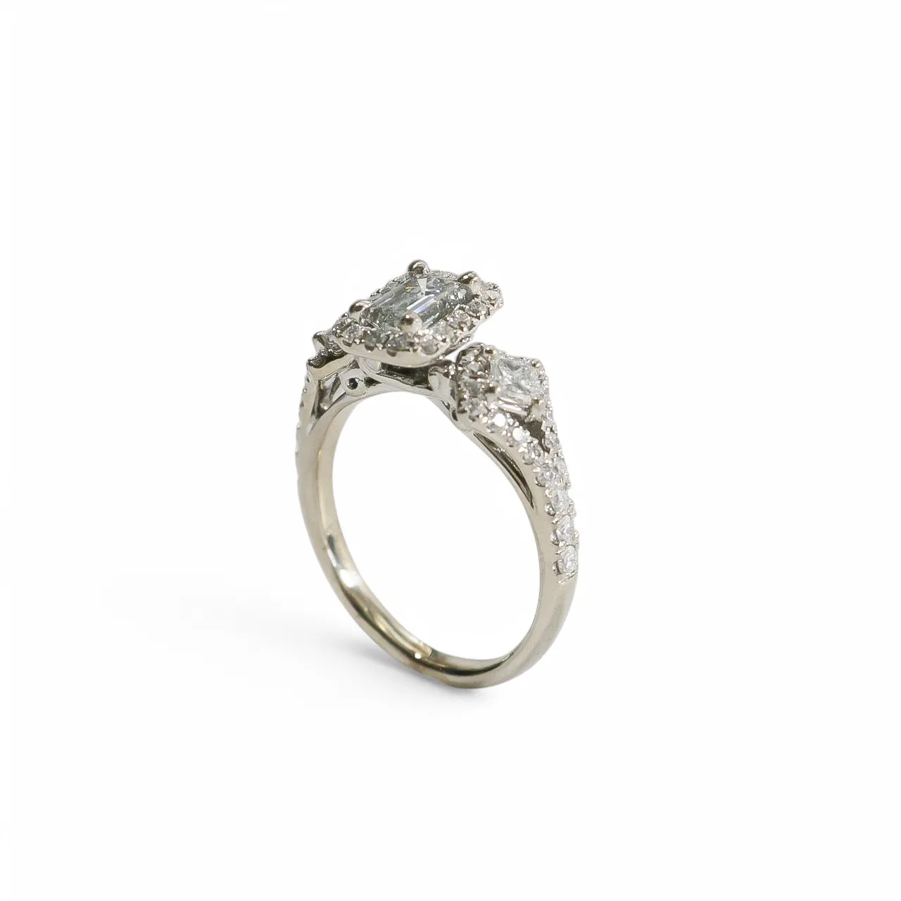 WHITE GOLD NATURAL DIAMOND BAGUETTE CUT CENTER DIAMOND RING