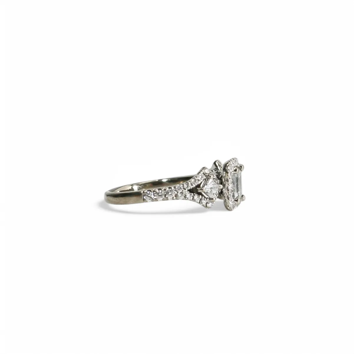 WHITE GOLD NATURAL DIAMOND BAGUETTE CUT CENTER DIAMOND RING